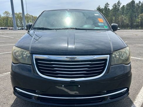 Used 2013 Chrysler Town & Country S image 8