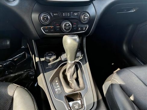 Used 2019 Jeep Cherokee Limited AWD/4WD image 13