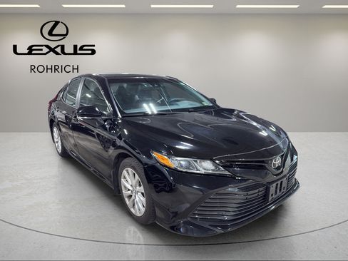 Used 2019 Toyota Camry LE w/ Convenience Package FWD image 4