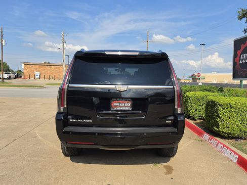 Used 2015 Cadillac Escalade Luxury RWD image 4