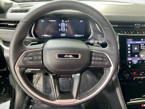 Used 2023 Jeep Grand Cherokee Altitude image 11