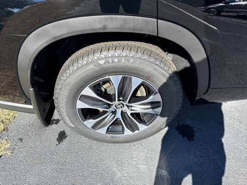 New 2025 Toyota Highlander XLE image 11