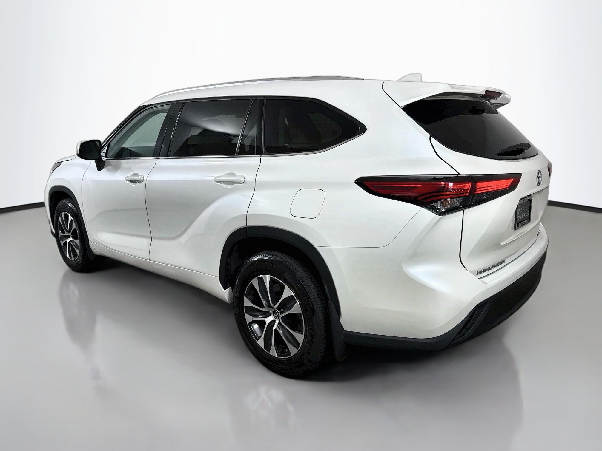 Used 2020 Toyota Highlander XLE AWD/4WD image 5