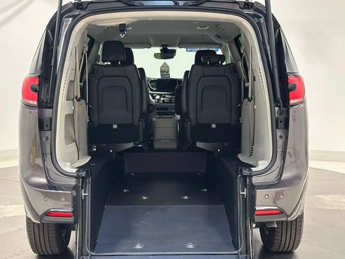 Used 2023 Chrysler Pacifica Touring-L FWD image 10