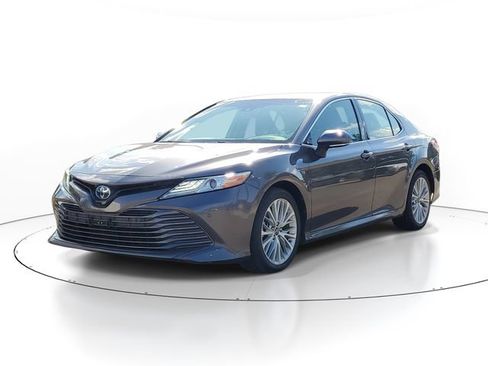 Used 2018 Toyota Camry XLE FWD image 2