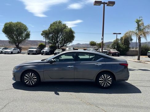 Used 2024 Nissan Altima 2.5 SV FWD image 5