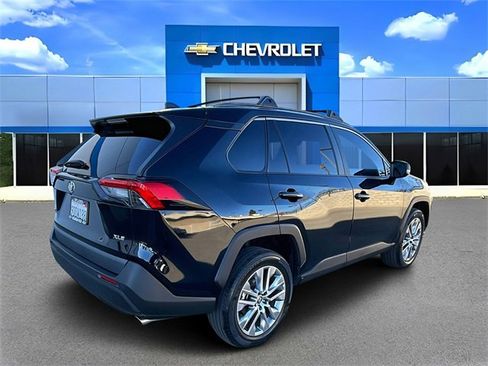 Used 2022 Toyota RAV4 XLE Premium image 3