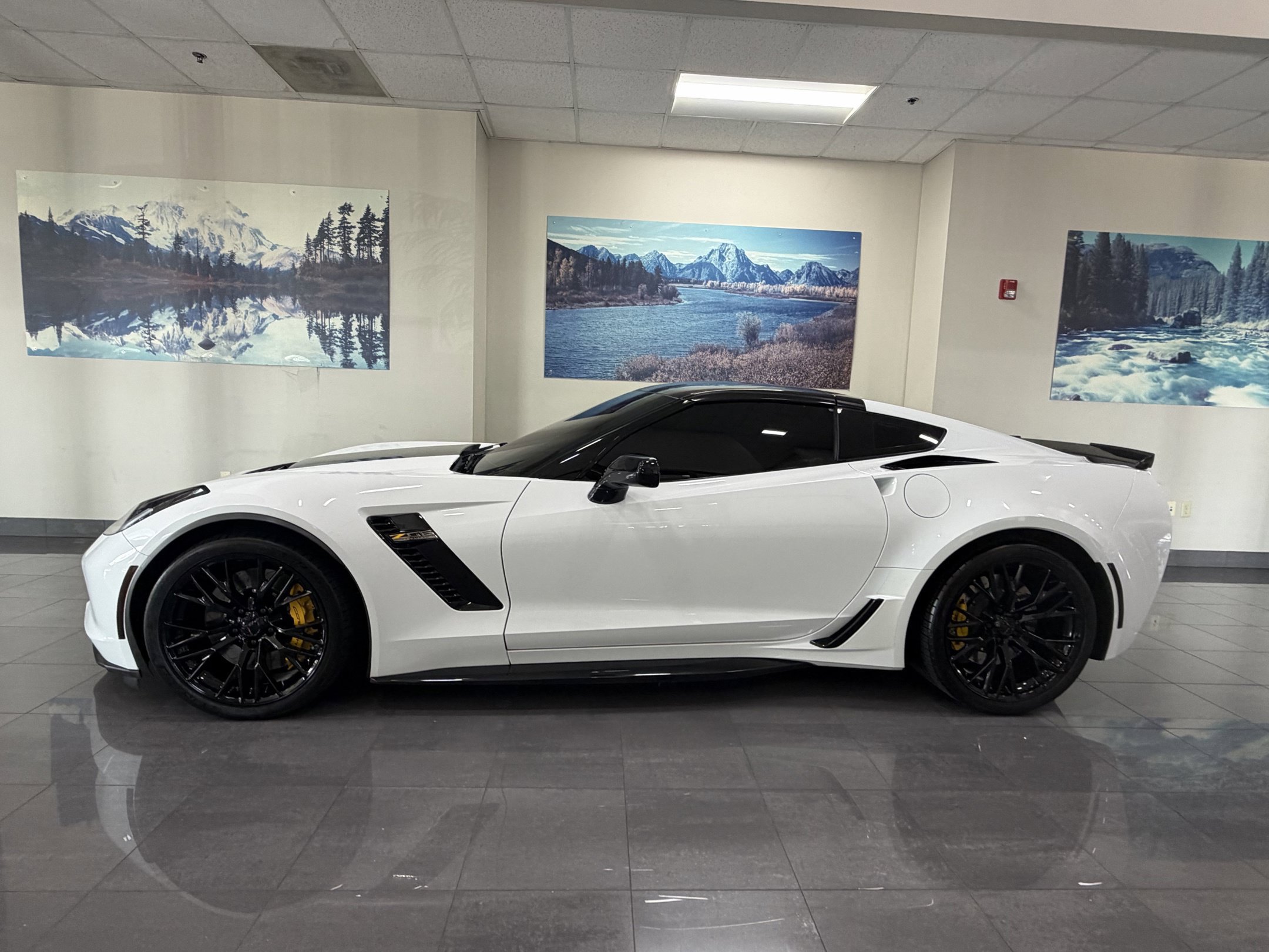 Used 2019 Chevrolet Corvette Z06 RWD image 3