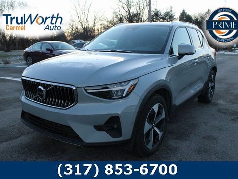 Used 2025 Volvo XC40 B5 Plus image 1