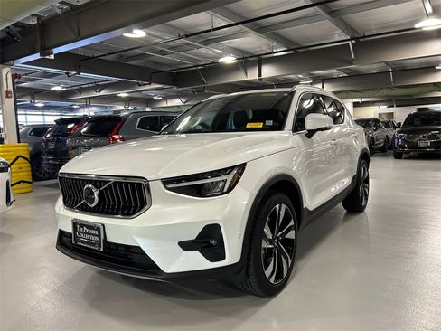 Certified 2025 Volvo XC40 B5 Plus image 5