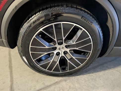 Used 2025 Porsche Macan Electric image 18