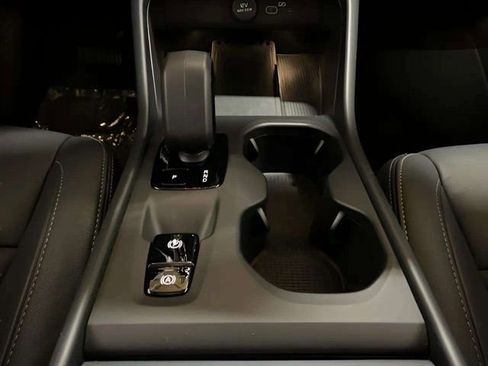 Used 2025 Volvo XC40 B5 Core image 37