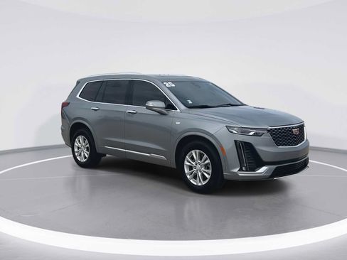 Used 2025 Cadillac XT6 Luxury AWD/4WD image 2