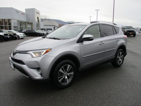 Used 2018 Toyota RAV4 XLE image 1
