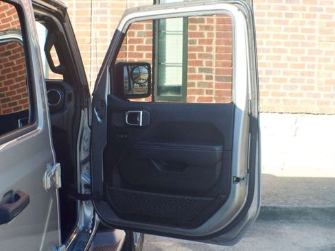 Used 2018 Jeep Wrangler Unlimited Sahara image 40