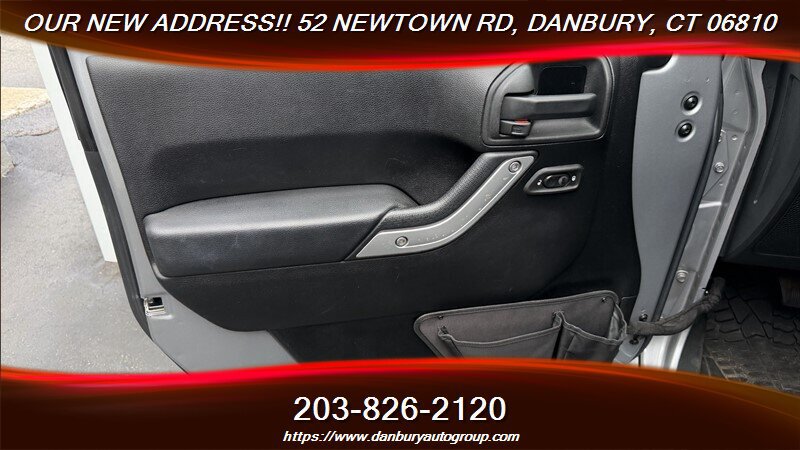 Used 2014 Jeep Wrangler Unlimited Sahara w/ Dual Top Group AWD/4WD image 9