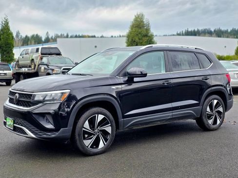 Used 2024 Volkswagen Taos SE image 3