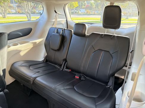 Used 2024 Chrysler Pacifica Select image 31