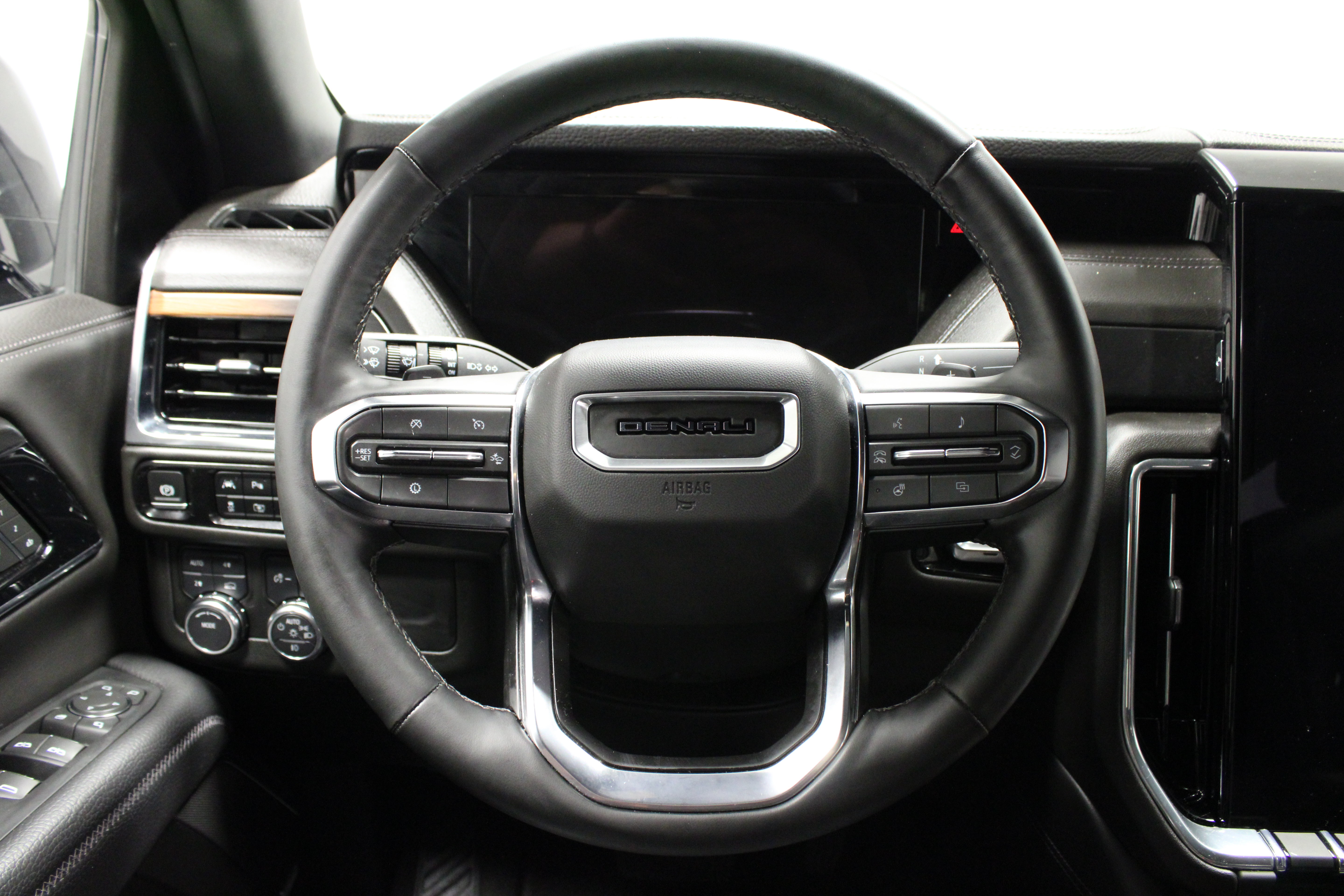 Used 2025 GMC Yukon Denali AWD/4WD image 23