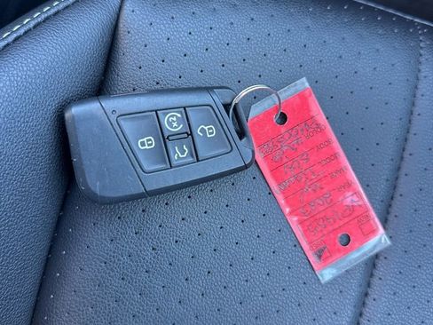 Used 2023 Volkswagen Tiguan SE image 33