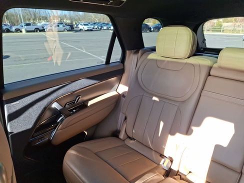 Used 2025 Land Rover Range Rover Sport SE image 12