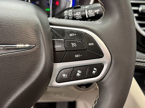 Used 2023 Chrysler Pacifica Limited FWD image 18