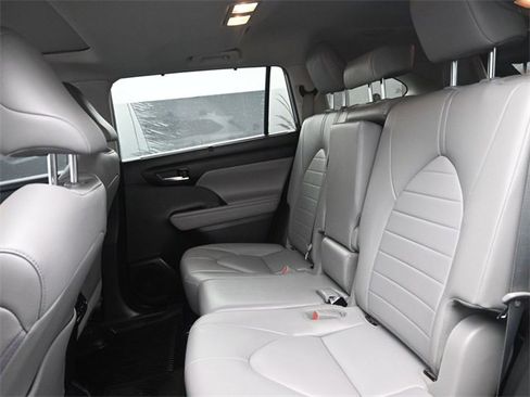 Used 2021 Toyota Highlander XLE image 12