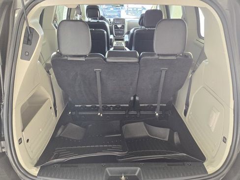 Used 2015 Chrysler Town & Country Touring w/ Driver Convenience Group image 12