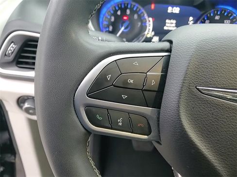 Used 2024 Chrysler Pacifica Touring-L image 15