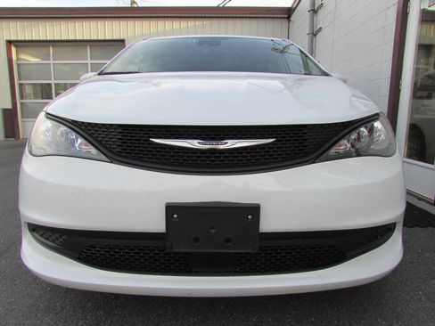 Used 2023 Chrysler Voyager LX image 2