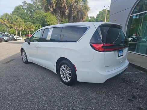 Used 2024 Chrysler Pacifica Touring-L FWD image 3
