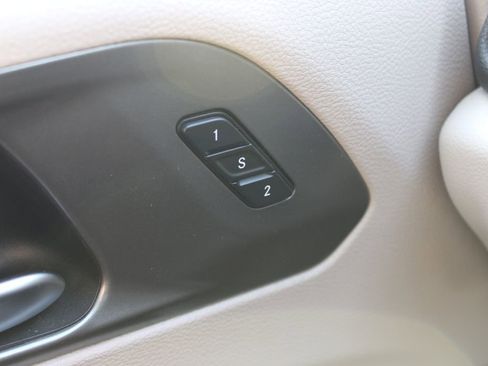 Used 2023 Chrysler Pacifica Touring-L image 28