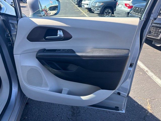 Used 2017 Chrysler Pacifica Touring-L FWD image 26