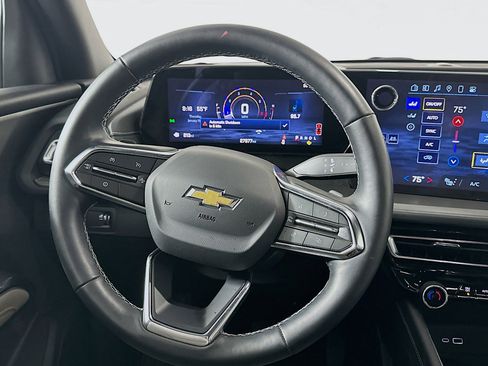 Used 2025 Chevrolet Traverse LT image 18