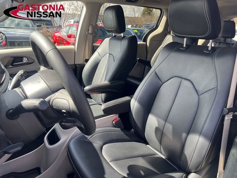 Used 2024 Chrysler Pacifica Limited FWD image 18