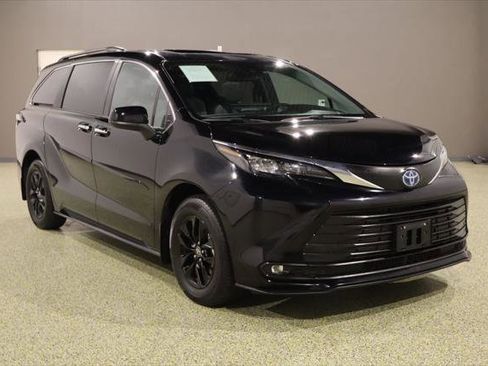Used 2025 Toyota Sienna XLE image 1