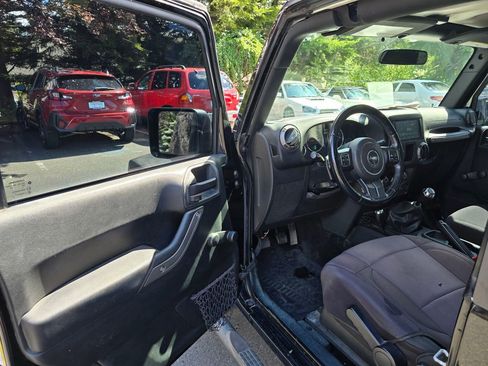 Used 2018 Jeep Wrangler Sport w/ Connectivity Group AWD/4WD image 7