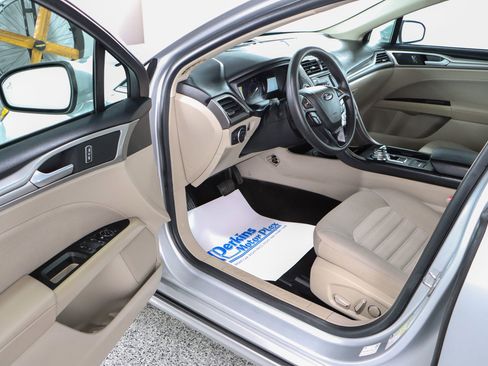 Used 2018 Ford Fusion SE image 3