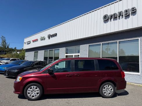Used 2018 Dodge Grand Caravan SE w/ UConnect Hands-Free Group FWD image 3