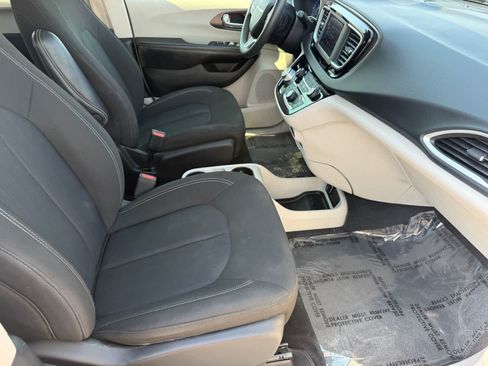 Used 2022 Chrysler Voyager LX FWD image 31
