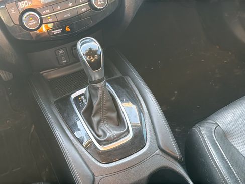 Used 2017 Nissan Rogue SL w/ SL Premium Package FWD image 23