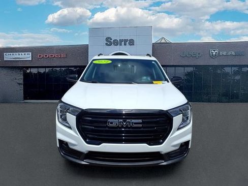 Used 2024 GMC Terrain SLT w/ Infotainment Package II AWD/4WD image 2