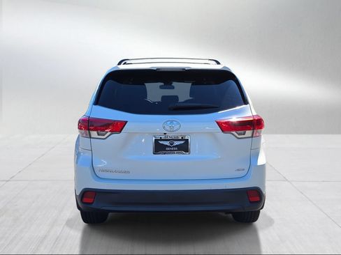 Used 2019 Toyota Highlander LE AWD/4WD image 4