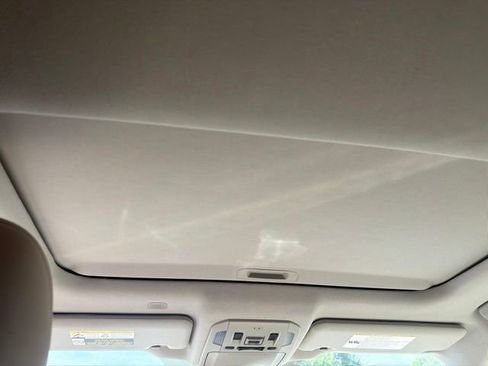 Used 2022 Toyota Highlander XLE AWD/4WD image 23