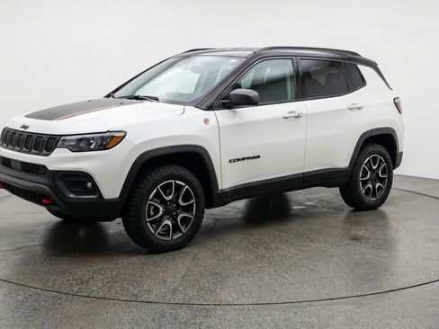 Used 2025 Jeep Compass Trailhawk w/ Trailer Tow Group AWD/4WD image 3