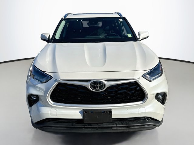 Used 2021 Toyota Highlander XLE AWD/4WD image 2