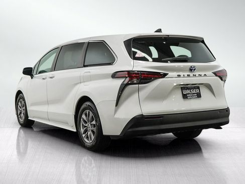 Used 2021 Toyota Sienna LE AWD/4WD image 3