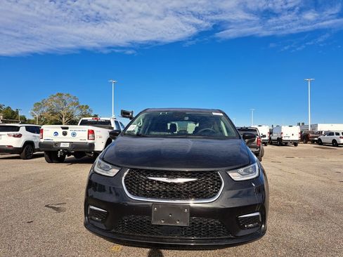 Used 2023 Chrysler Pacifica Touring-L image 2