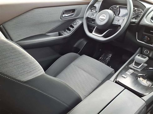 Used 2023 Nissan Rogue SV image 9