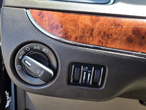 Used 2015 Chrysler Town & Country Touring FWD image 30